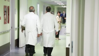 Photo of Coronavirus a Napoli, sputa a medico e infermiere in attesa del tampone: ora sono tutti in quarantena. «Era stanco di aspettare»