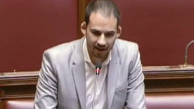 Photo of Deputato M5s vuole il reddito da alopecia: “Aiuti per chi è pelato”
