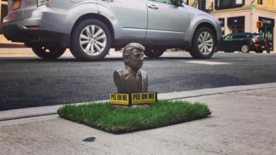Photo of Statuetta di Trump “pee on me” che incoraggia i cani a urinare sul presidente