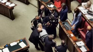 Photo of Sgarbi portato fuori di forza da Montecitorio