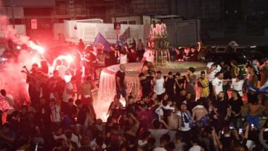 Photo of Napoli, la città in festa per la vittoria: assembramenti, fumogeni, scippi e spari.