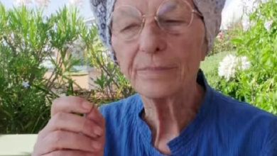 Photo of Emma Bonino pianta un seme di cannabis sul terrazzo, basta favorire le mafie